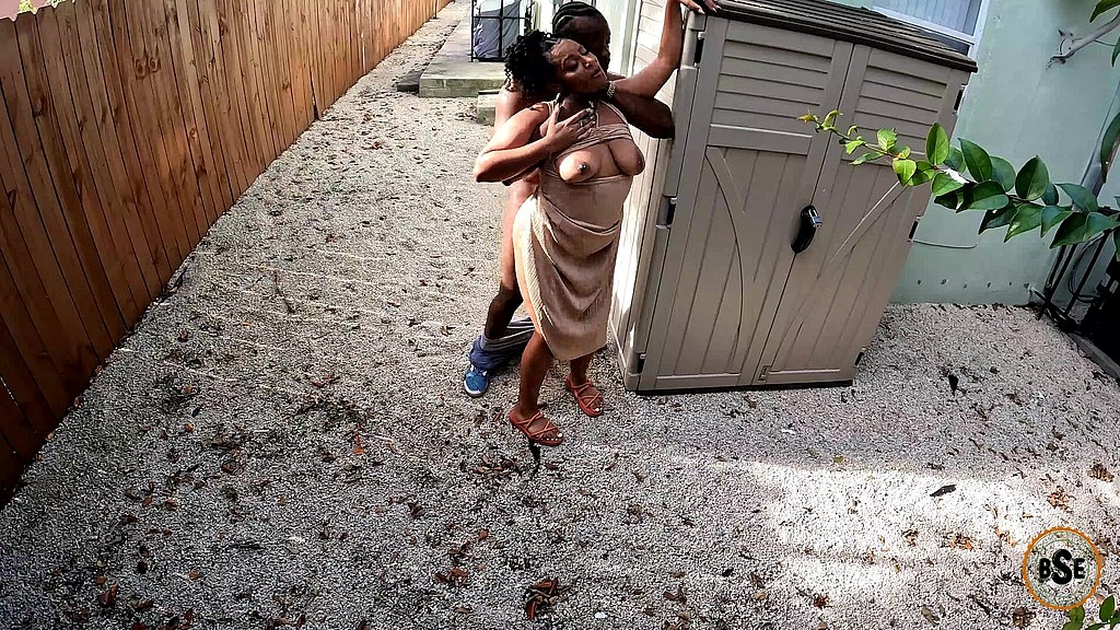 чорну пару застали трахатися надворі на камеру (Blackstar Xxx, Honey Pyt) black couple got caught fucking outside on camera (Blackstar Xxx, Honey Pyt)