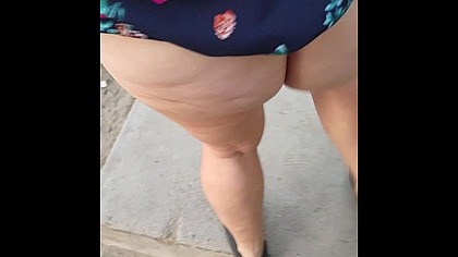 Encuentro una madura en la calle con minifalda upskirt