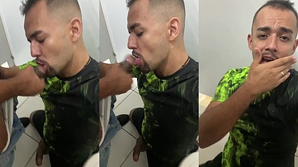 Um rapaz latino com fome de galo engana seu vizinho para mamar sua rola preta no banheiro.