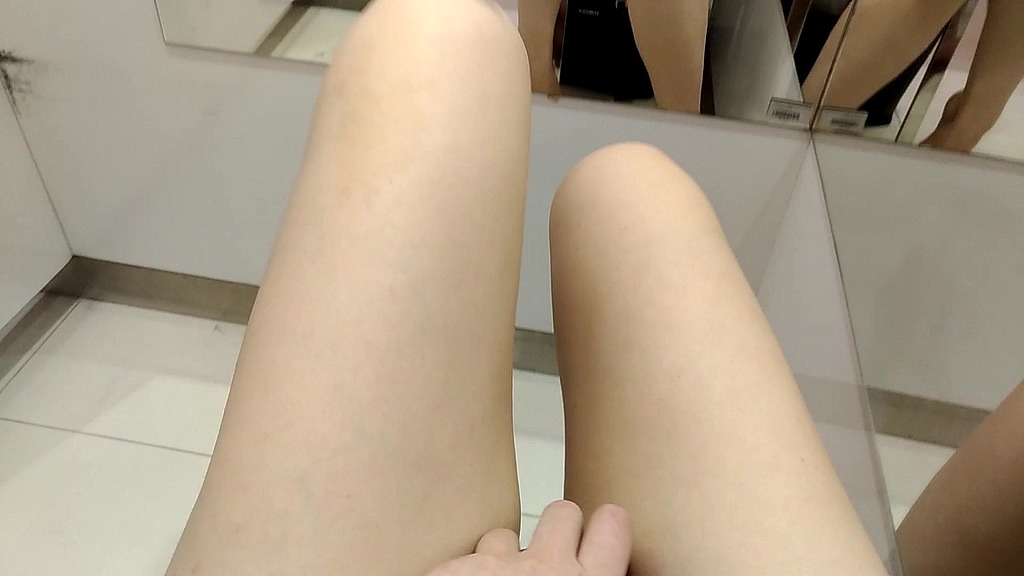 ризикований сквірт у роздягальні (Емілі Бі) risky squirt in changing room (Emily Bee)