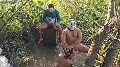 Machos dotados mete suas picas em moca na mata fazendo ate DP naquele cu gostoso