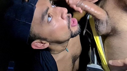 TRES MACHOS DENTRO DO BOX DO GLORY HOLLE FODENDO COM TESAO.