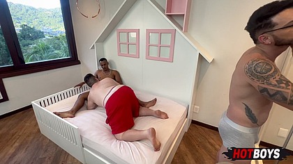 Dois Gostosos Dominam e Fodem o Bundao do Gordinho na Mansao Hot 3 (COMPLETO) Eron e Jadyko Comendo Fernando Devil