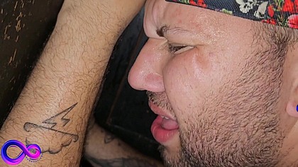 Galego urso sendo passivo para dois machos e gemendo feito puta no ciu, que tesao de foda