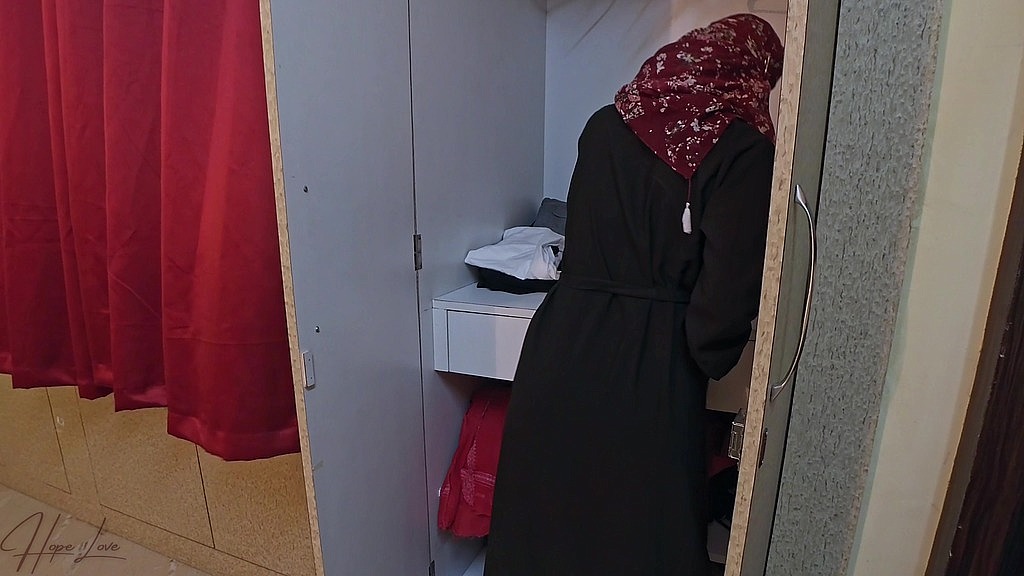Малайзійська дівчина в хіджабі сама вдома і займається сексом зі зятем (Надія, Любов, Надія) malaysian hijab girl is home alone and has sex with brother-in-law (Hope Love, Love Hope)