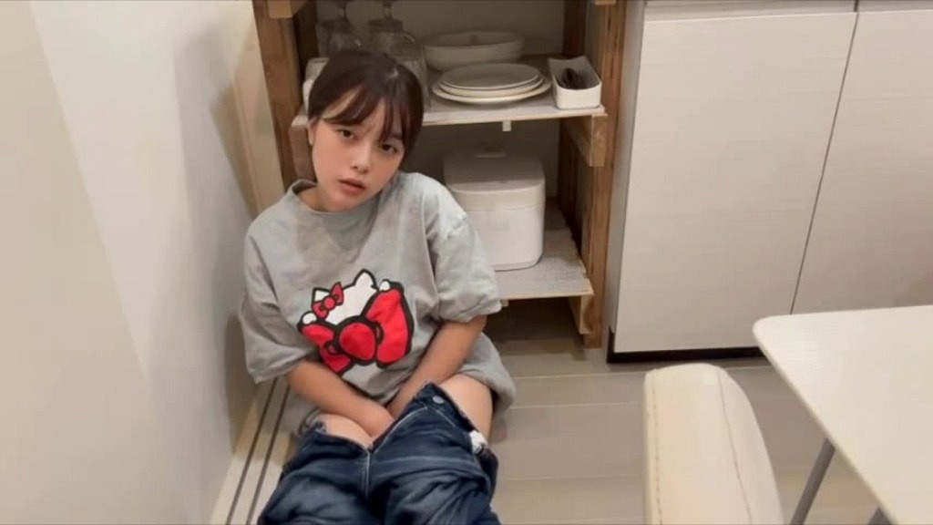 彼氏が泊まりに来てhせずに帰ったから物足りないくて1人でキッチンでオナニーする女子大生。 (Momoka, Nono) 彼氏が泊まりに来てhせずに帰ったから物足りないくて1人でキッチンでオナニーする女子大生。 (Momoka, Nono)