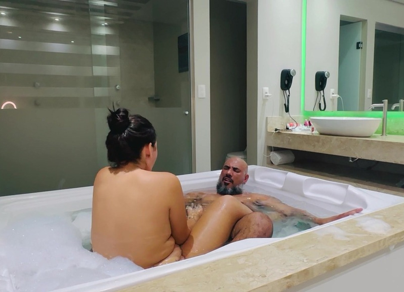 Gozei Dentro Da Banheira