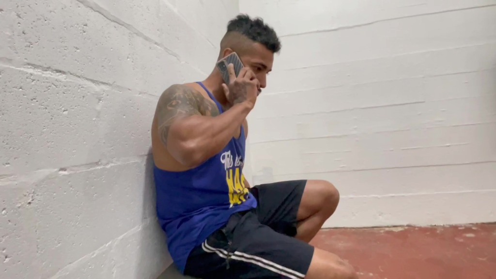 a esposa foi levar a janta ao marido no trabalho dele e acabou transando com os colegas dele