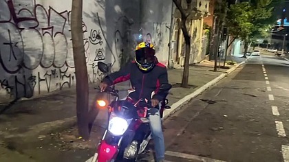 ENTREGADOR GOSTOSO TAVA COM PAU MARCANDO, PEDI PRA CHUPAR.