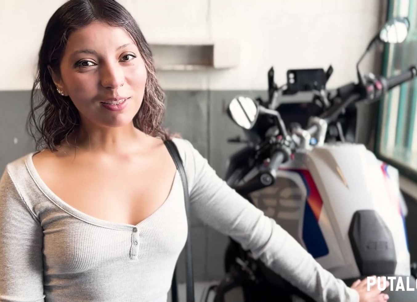 Putalocura - Colombiana Petite Mia Camila Esperaba A Un Amigo Y Termina Follando Con Torbe En Pilladas