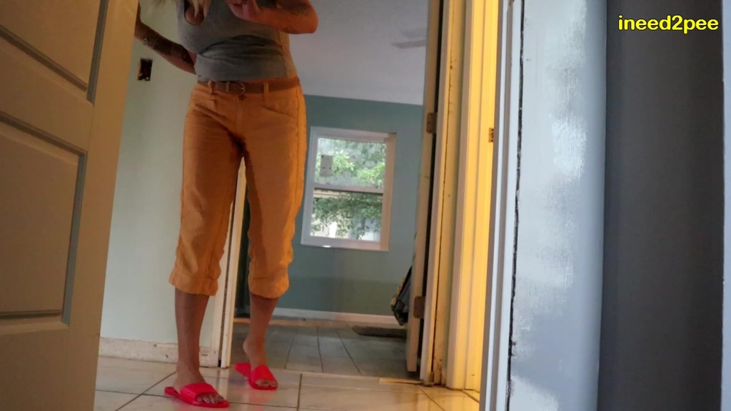Hot MILF Brandon Areana Wetting Yellow Linen Pants