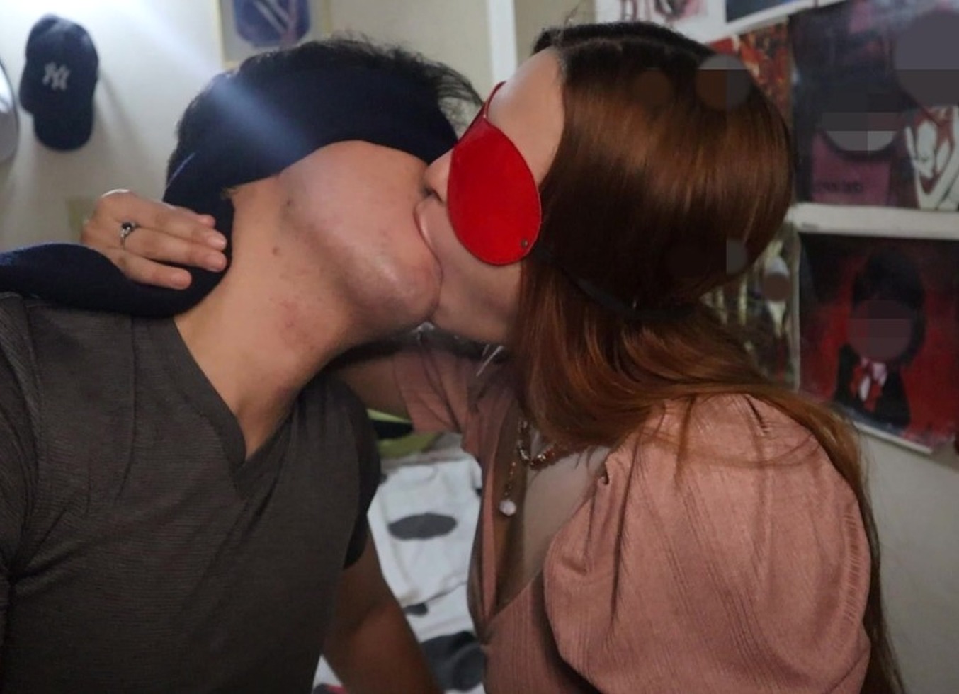 Sus Besos Con Lengua Son Mojados Y Profundos, A Ella Le Encanta La Saliva Ajena