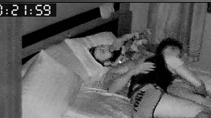 ESPOSA FLAGRA MARIDO TREPANDO COM VIZINHO PELA CAMERA ESCONDIDA