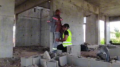 Pedreiro aproveita que nao tem ninguem na obra pra fuder o encarregado