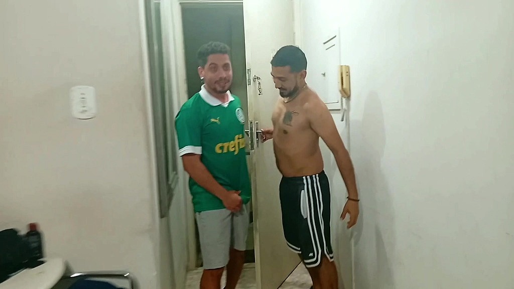 i went to watch the game at my neighbor s house. (Douglas Machado,Vittorini) i went to watch the game at my neighbor s house. (Douglas Machado,Vittorini)