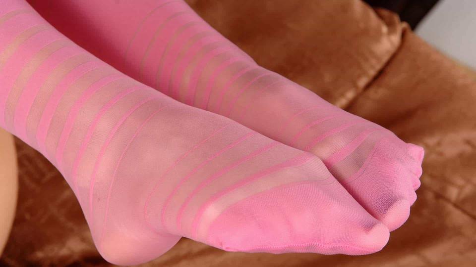 Leggy brunette squeezes one out!