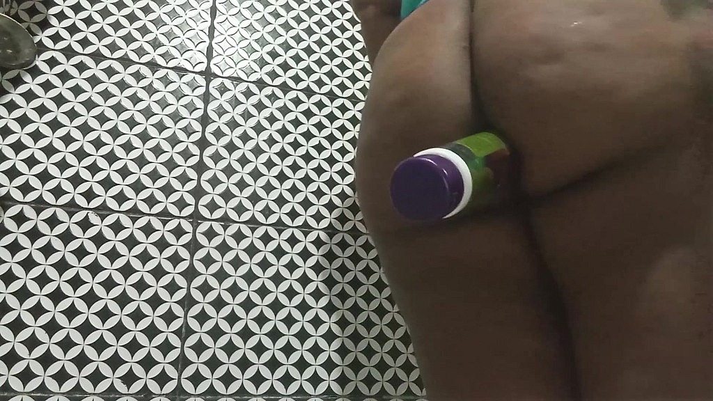 crentesafada mostrando o cu e enfiando um pote de creme (Esposa Xerecuda) crentesafada mostrando o cu e enfiando um pote de creme (Esposa Xerecuda)