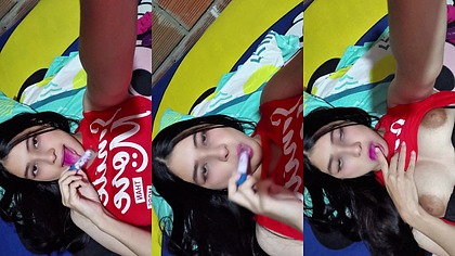 Una estudiante universitaria india de primer ano muestra su nueva lenceria