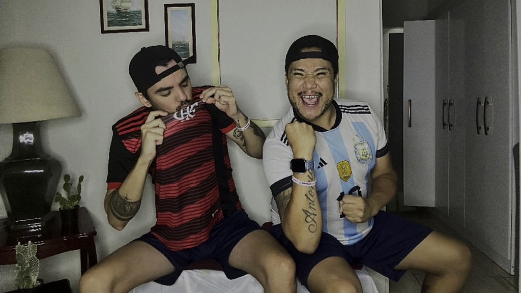 os mano foram assistir o jogo e o clima esquentou depois que o flamengo ganhou com muito troca troca e leitada (Kaio Dias,Putao Karioca) os mano foram assistir o jogo e o clima esquentou depois que o flamengo ganhou com muito troca troca e leitada (Kaio Dias,Putao Karioca)