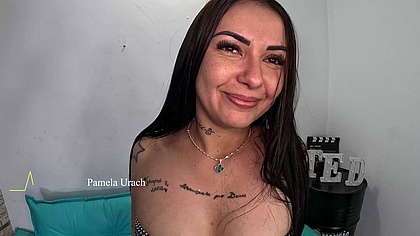 Pamela Urach estreia e pela primeira vez na vida faz anal