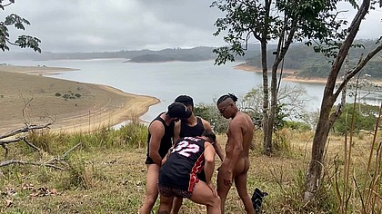 OS PUTO TRILHEIROS FICARAM NO TESAO NA BEIRA DA REPRESA E FIZERAM UMA ORGIA COM MUITO SEXO E PUTARIA