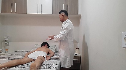 MASSAGEM TANTRICA NO HETERO, ENQUANTO ISSO A ESPOSA O AGUARDA LA FORA - ATO 01