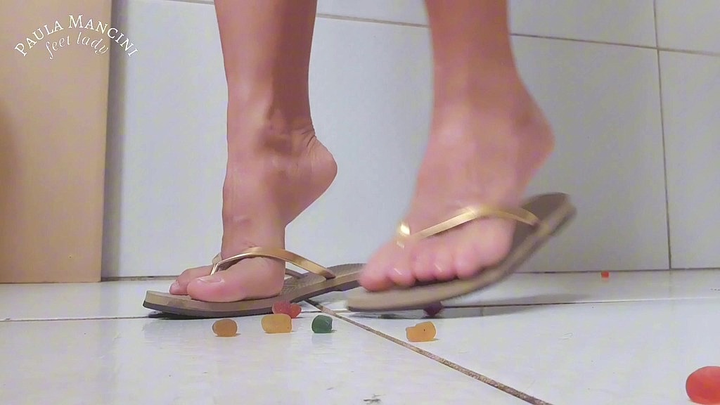 feet crushing - candies bear (Paula Mancini) feet crushing - candies bear (Paula Mancini)