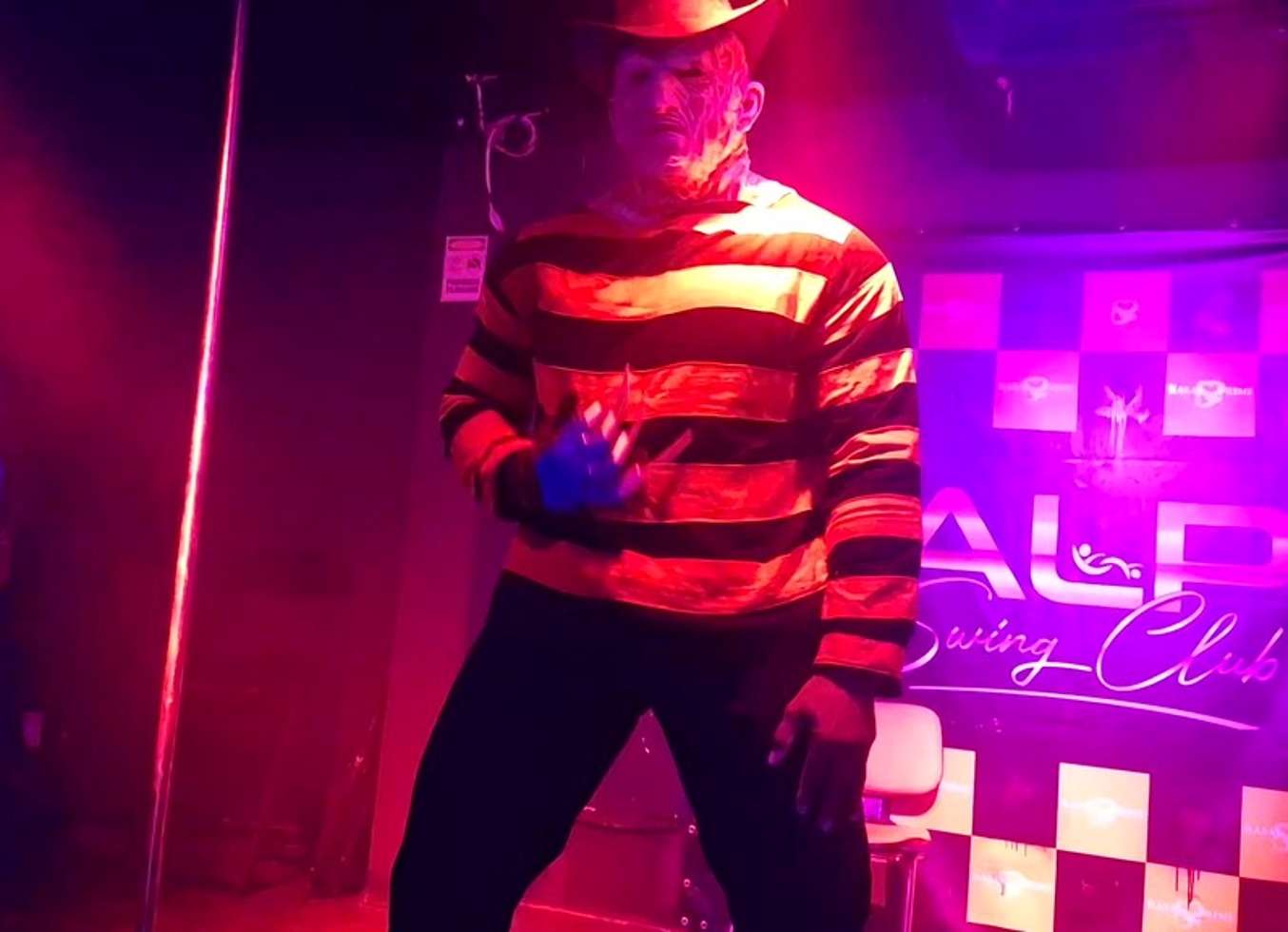 Striper Scorpion Faz Sexo Ao Vivo No Palco Com As Casadas