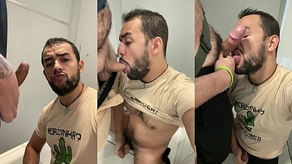 Orgia bareback com desconhecidos no banheiro publico, um passivo no box dando para todos - Ep 1