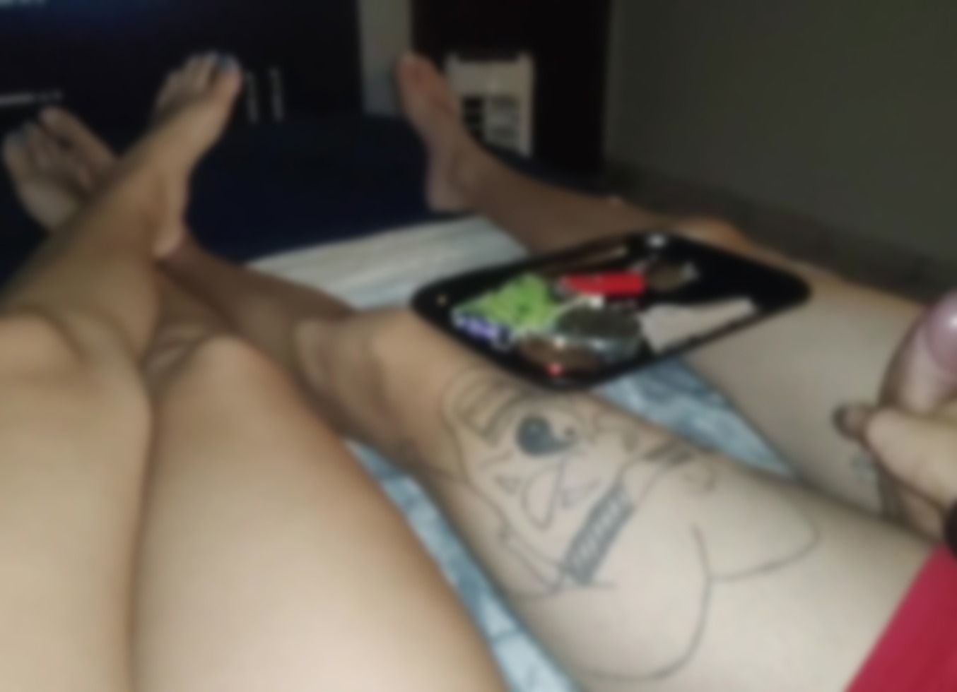 Precisei De Muito Foco Pra Enrolar Meu Cigarro Enquanto A Lunah Blanc Masturbava Meu Pau Grande Antes De Engolir Se Engasgando E Deixar Babado