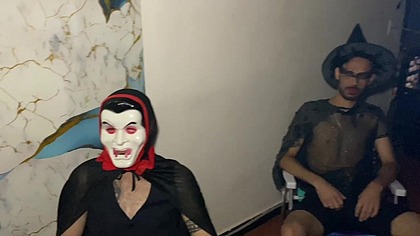 Revelacao de festa a fantasia de Halloween termina em uma Suruba Quente e Gostosa - Parte 01