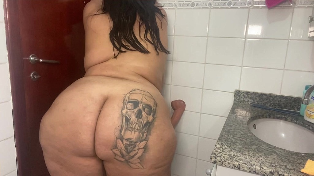 bbw se masturbou com seu brinquedo enorme no banheiro e mijou de tesao - mary jhuana (Mary Jhuana) bbw se masturbou com seu brinquedo enorme no banheiro e mijou de tesao - mary jhuana (Mary Jhuana)
