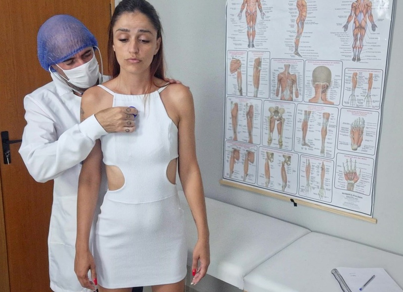 Garota Vai Ao Ginecologista Clandestino!