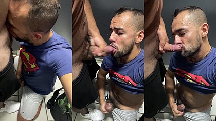 Tesao no Banheiro do Shopping com o cara da manutencao.