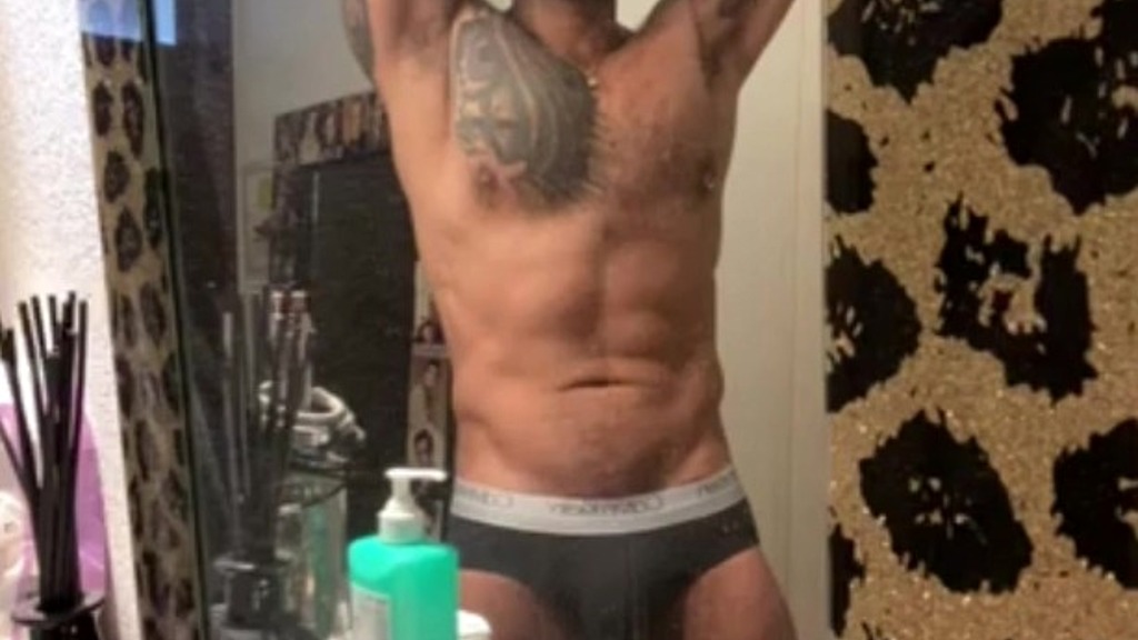 flexing muscles in the bathroom and masturbating - viktor rom - (Viktor Rom) flexing muscles in the bathroom and masturbating - viktor rom - (Viktor Rom)