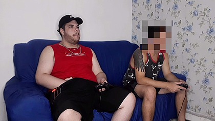 Apostando o Cu No Video Game (Parte 1) Tava em casa cheio de tesao e meu amigo aqui jogar, mas meu pau nao abaixava e e resolvemos apostar que quem perdesse ia dar o cu