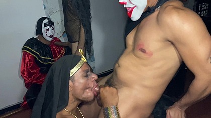 Orgia real com Bareback entre homens em fantasias do Hallowen - Ep01