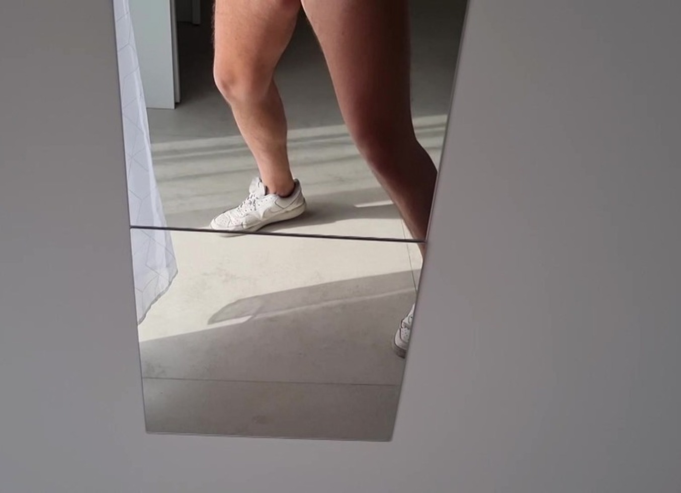 Arrapato E Sexy | Sega Con Solo Scarpe Da Ginnastica - Sborrata Forte E Molto Hot