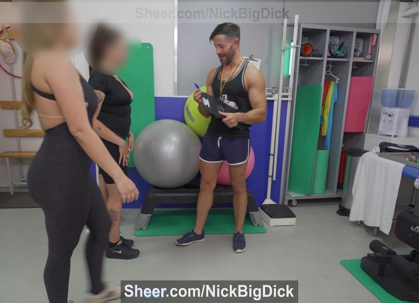 Sexo Muy Caliente En El Gym , El Entrenador Personal Se Lo Monta En El Gym Con Estas Preciosas Hermanastras