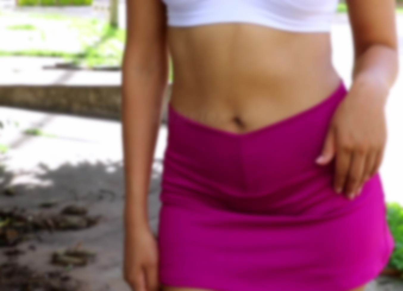 Perrita Hermosa Caminando Por La Calle Termina Con La Concha Llena De Leche