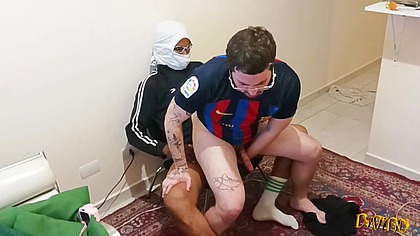 O tesao acumulado tava tanto que gozou em um minuto, faz tempo que a esposa nao libera entao ele veio se aliviar