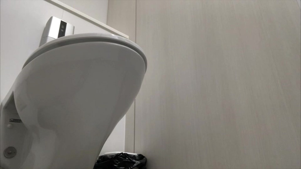 仕事中にムラムラして休憩タイムにト◯レに入ってパンツの中に手を入れてちゅくちゅくオナニーしてきました。 (Momoka, Nono) 仕事中にムラムラして休憩タイムにト◯レに入ってパンツの中に手を入れてちゅくちゅくオナニーしてきました。 (Momoka, Nono)
