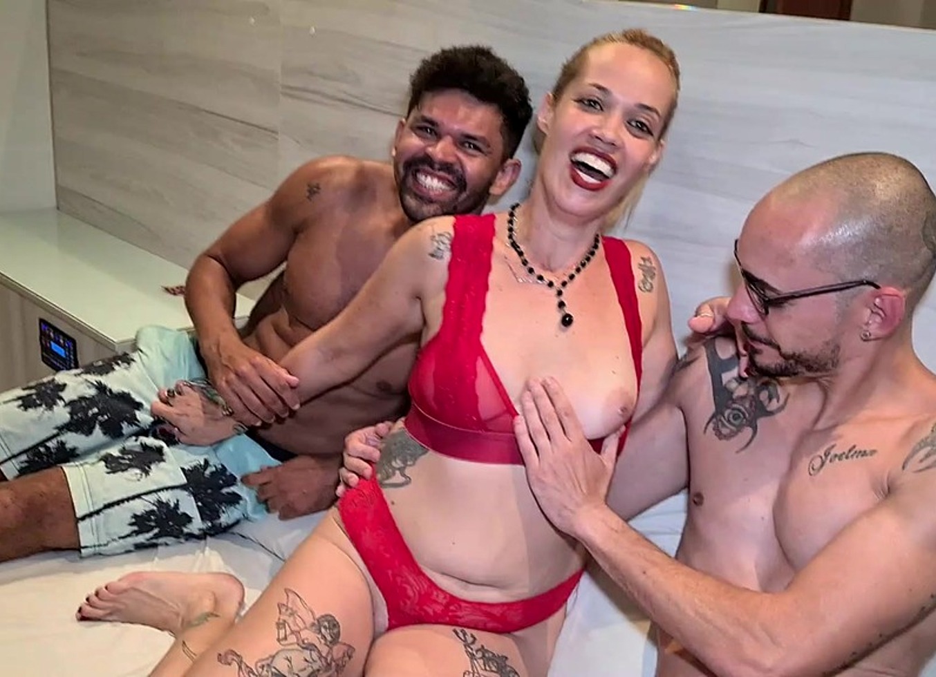 A MILF Fada Mel Gozou Muito Fodendo Com Os Dois Cariocas Que O Jr Doidera Levou Pra Gravar Com Ela