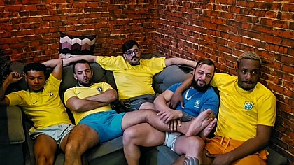 Suruba entre amigos atores pornos do Brasil em partida de futebol, comemoracao.