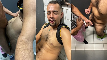 Peguei o dotado que estava no trem no banheiro da estacao, depois de me foder, levei 8 jatos de porra na boca.