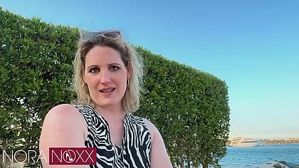 Herrin Nora Noxx beleidigt dich am Strand