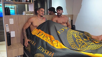 Yuri Diaz chamou o amigo pauzudo pra fuder seu vizinho. - Completo