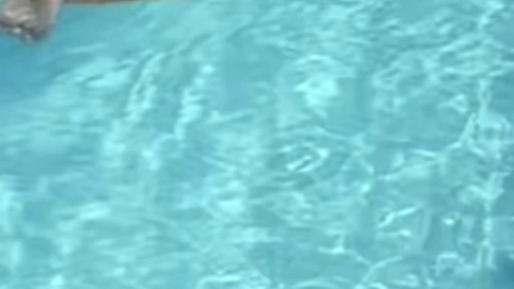 amateur guy exposing his smooth butt in the pool (Biflatmate) amateur guy exposing his smooth butt in the pool (Biflatmate)