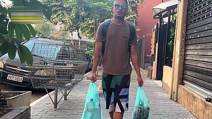 FUI AJUDAR MEU AMIGO, VI ELE PELADO E CAI DE BOCA.