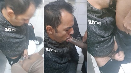 O safado ficou gemendo bem gostoso ate que o malandro gozar no box do banheiro publico.